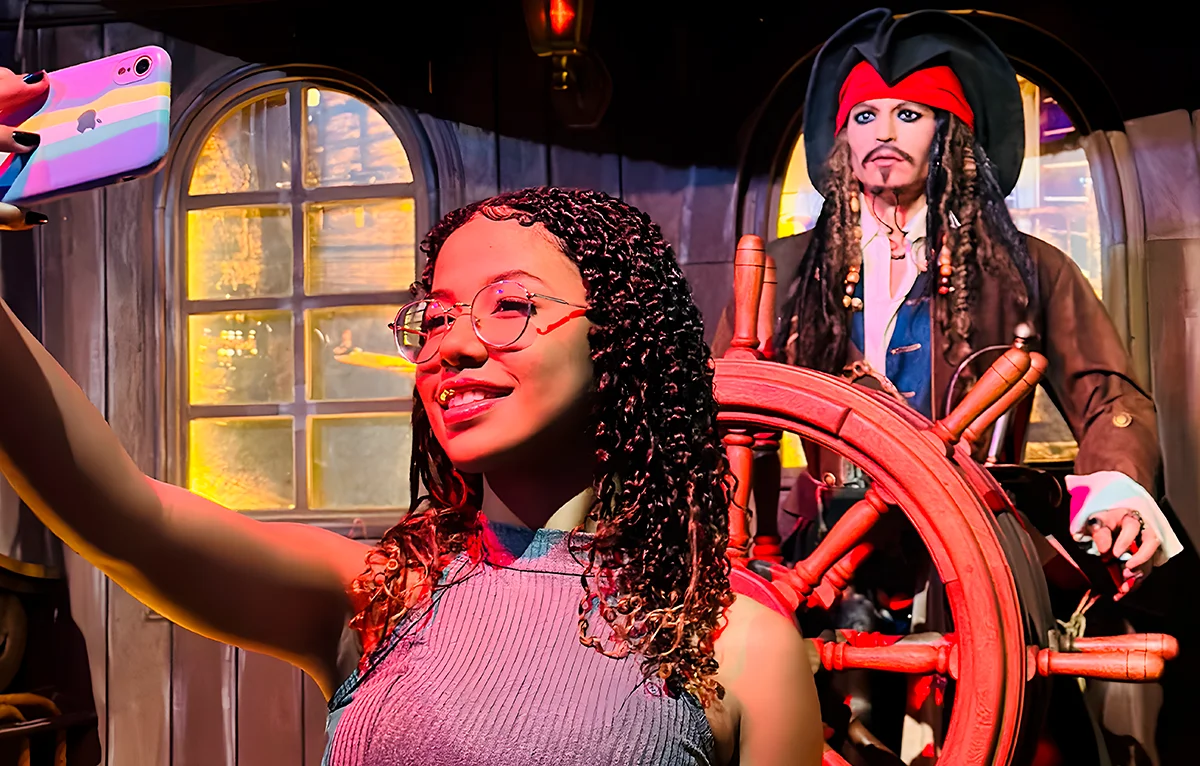 O pirata mais famoso dos mares em uma cena cheia de aventura.