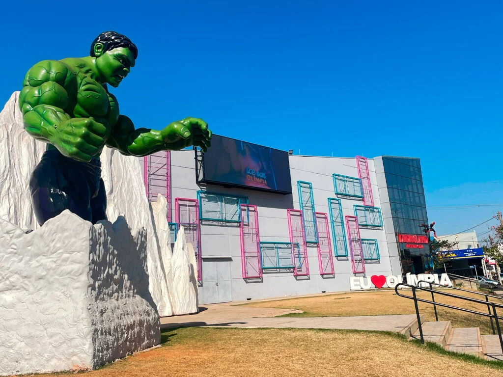 Dreamland Museu de Cera de Olímpia inaugura estátua do Hulk em grande evento