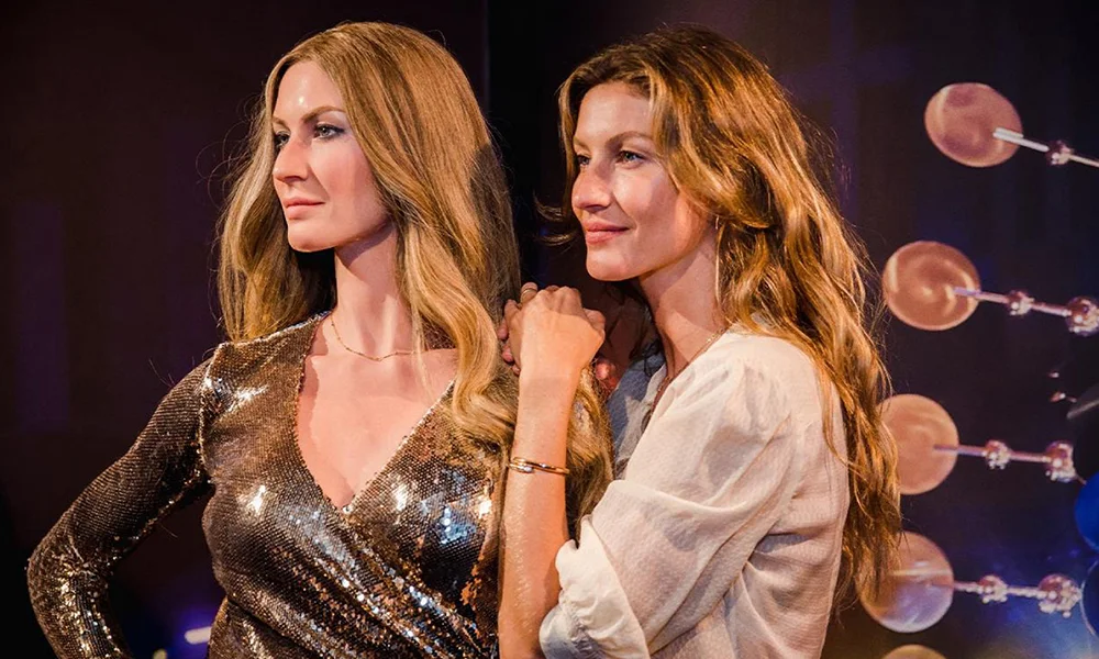 Beleza em dose dupla: Gisele e sua versão em cera no Dreamland!